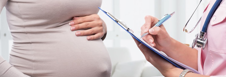 photo d'une sage-femme qui examine une femme enceinte